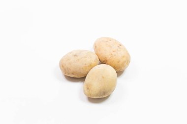 Patatesler beyaz arka planda duruyor.