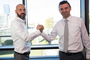 İki iş adamı el sıkışıyor.