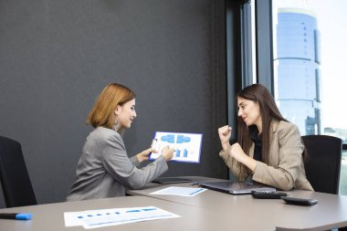 İş adamları ofiste toplanıyor..