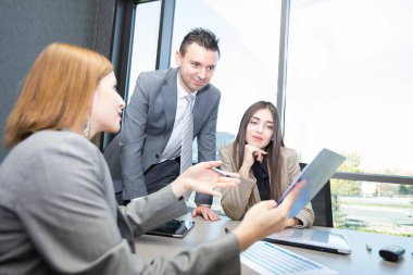 İş adamları ofiste toplanıyor..