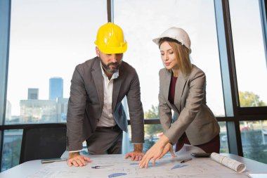 İş adamı ekibi, inşaat inşaatında mühendislik. Takım çalışması inşaat mühendisi, iş ve mimari konsepti