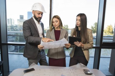 İş adamı ekibi, inşaat inşaatında mühendislik. Takım çalışması inşaat mühendisi, iş ve mimari konsepti