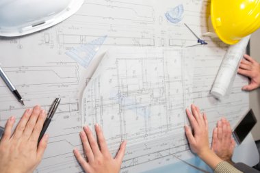 İş adamı ekibi, inşaat inşaatında mühendislik. Takım çalışması inşaat mühendisi, iş ve mimari konsepti