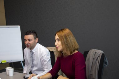 iş kadını ve ofiste çalışan iş adamı