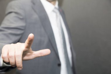 İş adamı stüdyoda konseptlere dokunuyor. İş adamı dokunmatik ekran arayüzüne bastırıyor