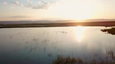 Bataklıklar ve Sazlıklar bataklıklar. Yukarıdan bakıldığında insansız hava aracı fotoğraf çekimi. Burası Develi Vadisi Kayseri Türkiye 'deki Sultan Sazligi milli parkı. Güzel pastoral