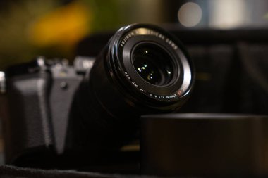 Bir kamera lensi yakın planda gösterilir