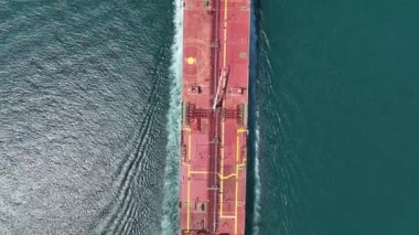 Kargo konteynırlarıyla birlikte yük gemisinin hava görüntüsü.