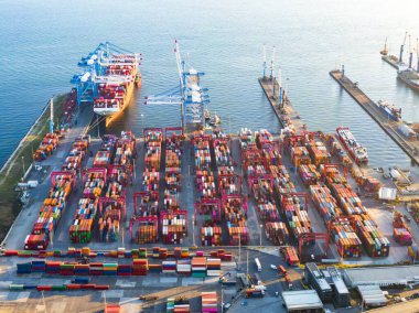 Büyük bir konteyner gemisi limana yanaştı.