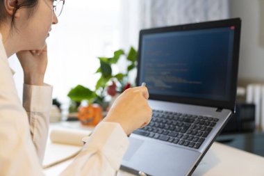 Ofiste dizüstü bilgisayarda kodlanan kadın