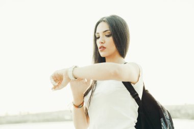 sporcu kadın fiziksel aktivitesini akıllı adımlarla kontrol ediyor..