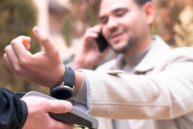 Ukalalıkla temassız ödeme yapan adam.