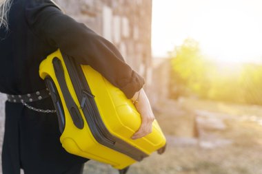 Koşan ve bavul taşıyan mutlu genç bayanın yakın plan çekimi. seyahat ve seyahat kavramı