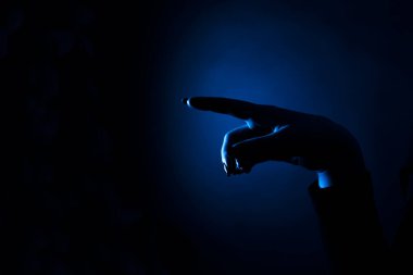 Karanlık arka planda kadın eli silueti, yakın plan.,