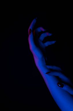 Karanlık arka planda kadın eli silueti, yakın plan.,