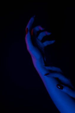 Karanlık arka planda kadın eli silueti, yakın plan.,