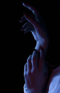 Karanlık arka planda kadın eli silueti, yakın plan.,