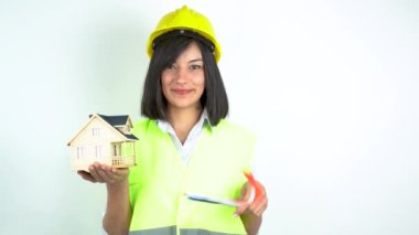 Ev müfettişi kadın ya da mühendis elinde Fransa bayrağı ve ayrı ev modeli tutuyor