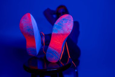 Neon ışıklı stüdyoda genç bir kadının portresi