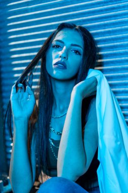 Akşam kentinde güzel bir kadının portresi.