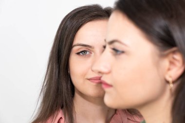 Muhteşem iki beyaz ikiz model birlikte poz veriyorlar.