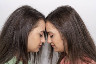 Muhteşem iki beyaz ikiz model birlikte poz veriyorlar.