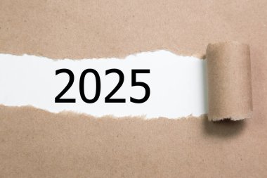 Yırtık Kağıt 2025. Kağıt üzerinde tipografik 2025 ile yeni yıl kavramı