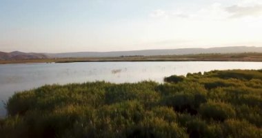 Kayseri, Türkiye 'deki Sultan Reed Gölü' nün insansız hava aracı görüntüsü. Bu doğal rezerv birçok kuş için bir kış bölgesi olarak kullanılır..