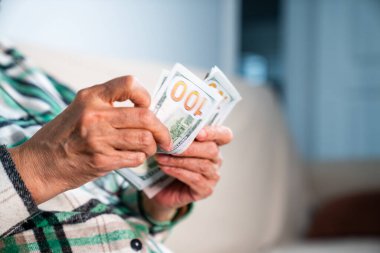 Yakın plan kadın eli Amerikan dolarlarını sayıyor. Finansal iş kavramı