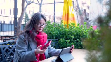 İş kadını kafede tabletli cep telefonu kullanıyor. Uzak çalışma