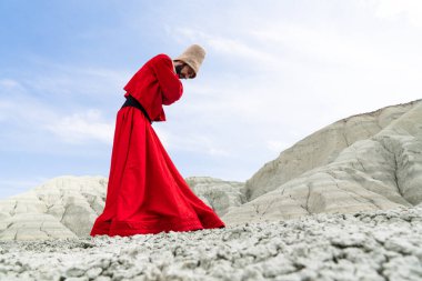 Sufi girdabı (Türkçe: Semazen), Sufiler arasında ortaya çıkan bir Sama ya da fiziksel olarak aktif meditasyondur..
