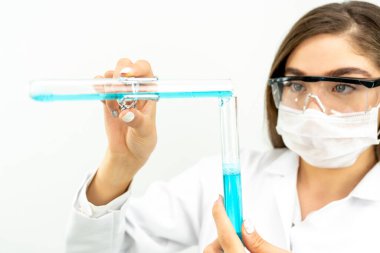 Doktor test tüpleriyle çalışıyor.