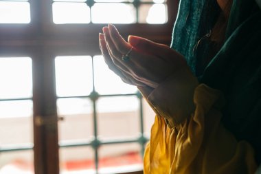 Genç Müslüman kadın dua