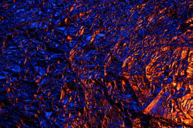 Kırmızı ve mavi parlak alüminyum folyo dokusu kapat