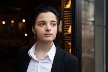 Takım elbiseli genç iş kadınının portresi.