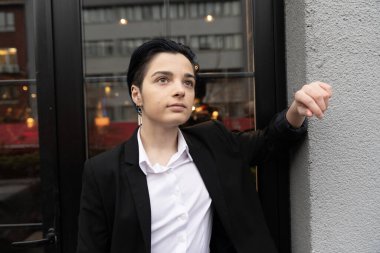 Takım elbiseli genç iş kadınının portresi.