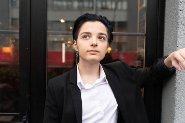 Takım elbiseli genç iş kadınının portresi.