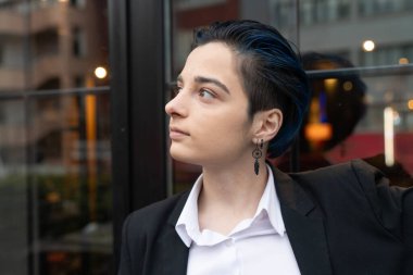 Takım elbiseli genç iş kadınının portresi.