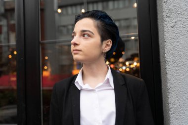 Takım elbiseli genç iş kadınının portresi.