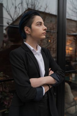 Takım elbiseli genç iş kadınının portresi.