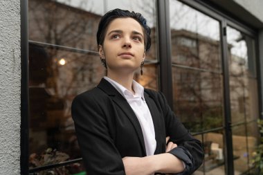 Takım elbiseli genç iş kadınının portresi.