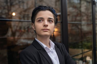 Takım elbiseli genç iş kadınının portresi.