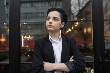 Takım elbiseli genç iş kadınının portresi.