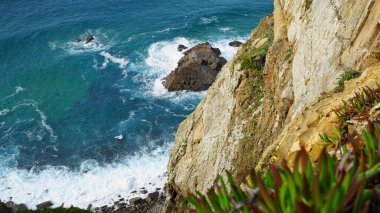 Avrupa 'nın batısındaki güzel bir sahilin renkli fotoğrafı