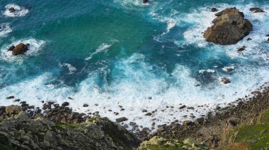 Avrupa 'nın batısındaki güzel bir sahilin renkli fotoğrafı