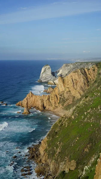 Avrupa 'nın batısındaki güzel bir sahilin renkli fotoğrafı