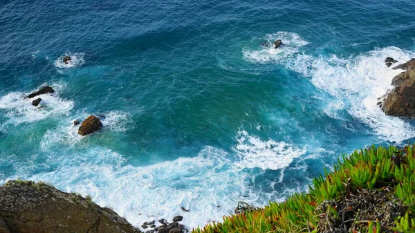 Avrupa 'nın batısındaki güzel bir sahilin renkli fotoğrafı