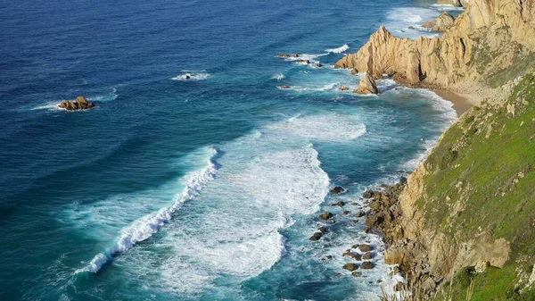 Avrupa 'nın batısındaki güzel bir sahilin renkli fotoğrafı