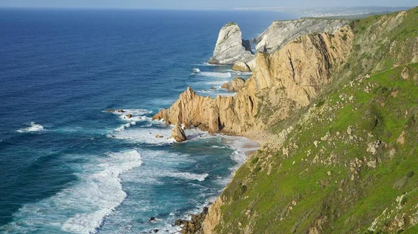 Avrupa 'nın batısındaki güzel bir sahilin renkli fotoğrafı