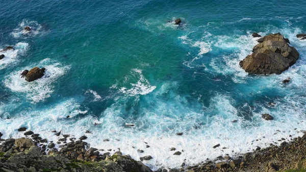 Avrupa 'nın batısındaki güzel bir sahilin renkli fotoğrafı